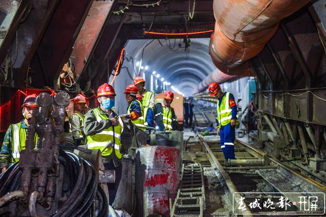 走進(jìn)滇中引水最長深埋隧洞“香爐山”9.jpg