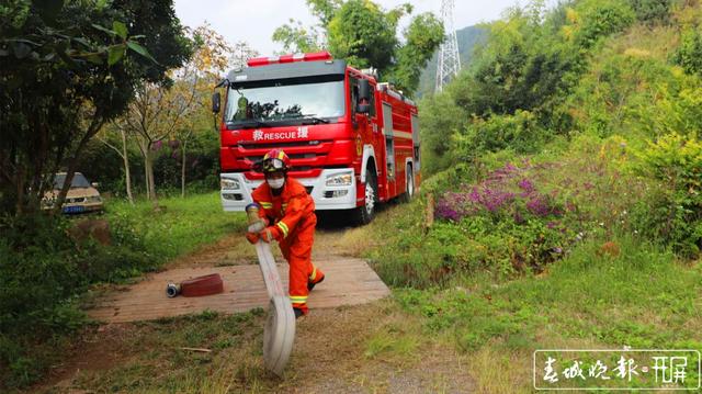 豬場停水兩天，消防員給750頭“二師兄”送水解渴 (3)_副本.jpg