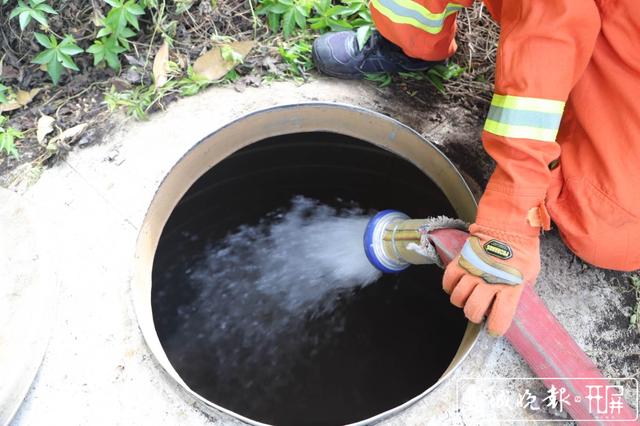 豬場停水兩天，消防員給750頭“二師兄”送水解渴 (2).jpg