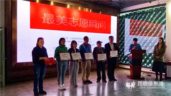 頒獎(jiǎng)儀式現(xiàn)場 (2) 頒獎(jiǎng)儀式現(xiàn)場 (2)