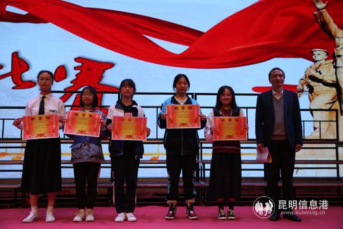 校領(lǐng)導(dǎo)為獲獎(jiǎng)班級(jí)頒獎(jiǎng) 許雁祥 楊錄杏 攝