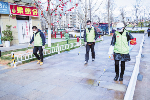 西山區(qū)醫(yī)大社區(qū)對(duì)轄區(qū)公共區(qū)域進(jìn)行消殺。