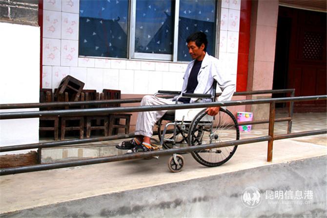 自從家里有了無障礙通道，羅信出行相對方便了。程浩 攝