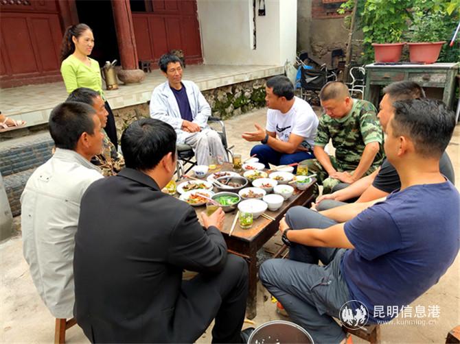 大家坐在一起，邊吃邊聊。供圖