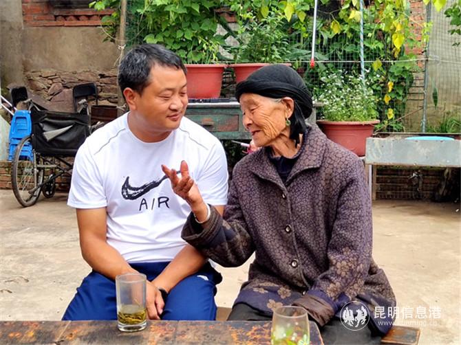 沈亮均和羅信母親聊天。供圖