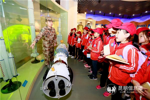 小學(xué)生到國(guó)防教育基地參觀