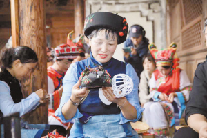 白族布扎項目省級非物質(zhì)文化遺產(chǎn)代表性傳承人 楊銀梅