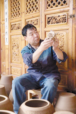 劍川白族土陶項目縣級非物質(zhì)文化遺產(chǎn)代表性傳承人 董月暢