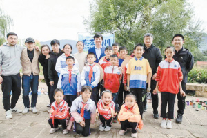 老師與孩子們合影留念。