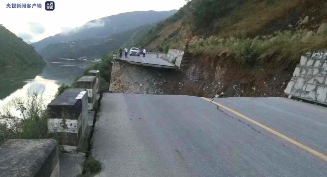 云南S237省道云龍境內(nèi)公路發(fā)生坍塌，預(yù)計(jì)4天搶通！