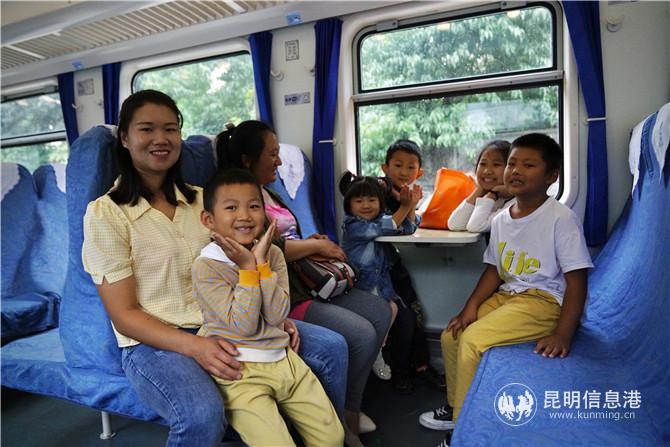 旅客乘坐“小慢車”。通訊員 供圖