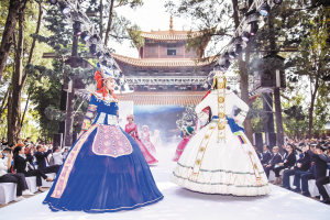 民族服飾走秀讓游客大飽眼福。 民族服飾走秀讓游客大飽眼福。