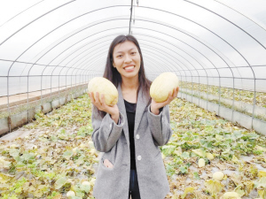 拿著“丑小瓜”笑得燦爛的陳慧玲