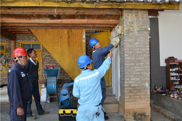 大理云龍供電局工作人員在進行農(nóng)網(wǎng)改造（云龍縣融媒體供圖）_副本