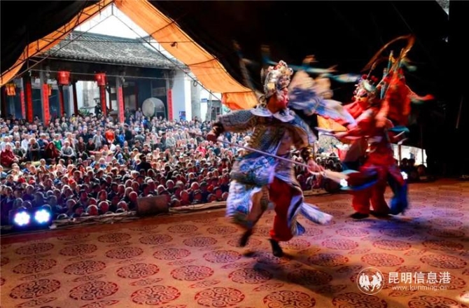 作品:《家門口看大戲》 攝影者:盛成皿 杭州 作品:《家門口看大戲》 攝影者:盛成皿 杭州