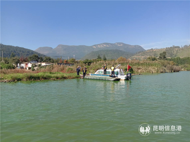 拖無主自制浮動筏子到集中處置點