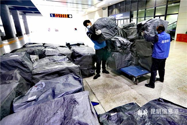 “云”字號鮮貨“坐”保溫箱出滇。通訊員楊航 供圖 1