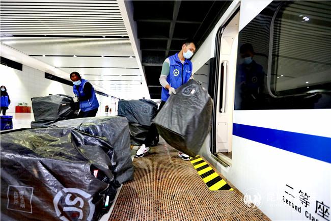 “云”字號鮮貨“坐”保溫箱出滇。通訊員楊航 供圖