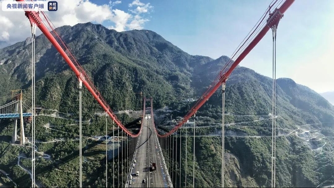 向著通車沖刺！云南香麗高速金沙江特大橋路面瀝青鋪筑完成