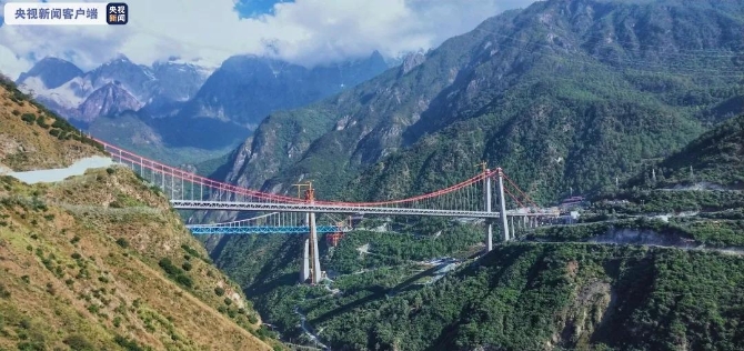 向著通車沖刺！云南香麗高速金沙江特大橋路面瀝青鋪筑完成