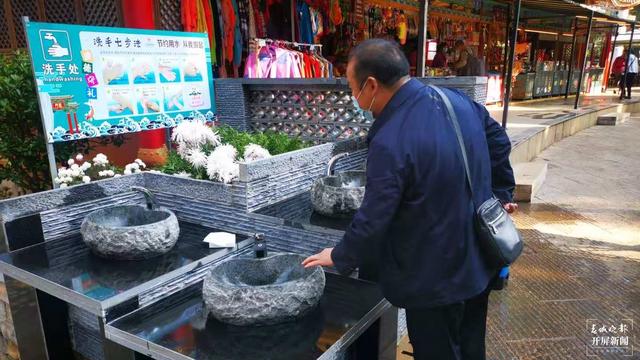 西山區(qū)碧雞廣場配置了園林風(fēng)洗手池