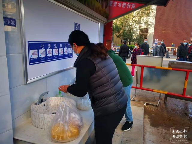 西山區(qū)碧雞廣場配置了園林風(fēng)洗手池