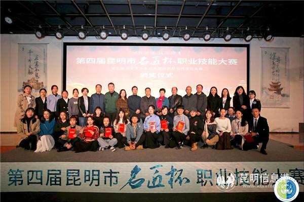 合影留念。供圖