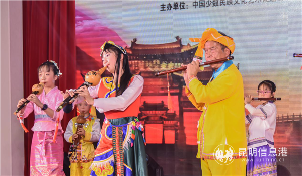 非遺滇派剪紙傳承人黃占元民樂演奏