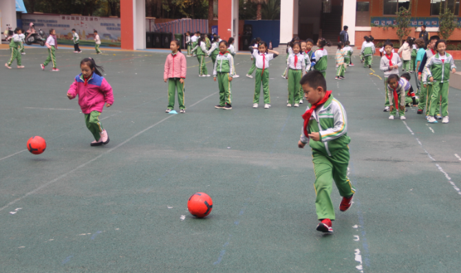 昆明西山區(qū)芳草地國際學(xué)校:把足球踢進(jìn)課堂 讓學(xué)生掌握運(yùn)動技能
