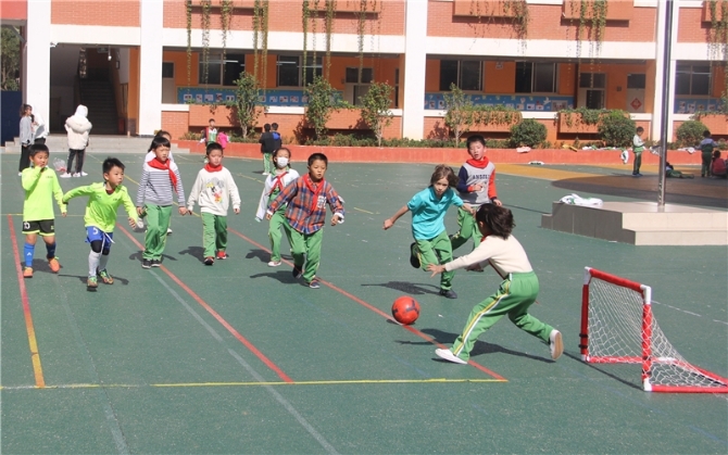 昆明西山區(qū)芳草地國際學(xué)校:把足球踢進(jìn)課堂 讓學(xué)生掌握運(yùn)動技能