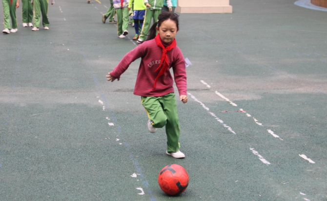 昆明西山區(qū)芳草地國際學(xué)校:把足球踢進(jìn)課堂 讓學(xué)生掌握運(yùn)動技能