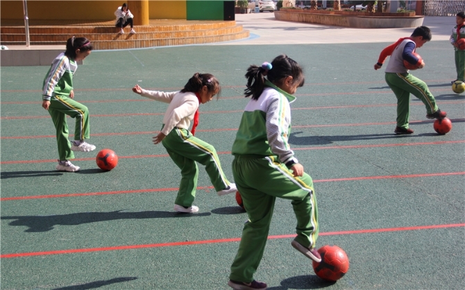 昆明西山區(qū)芳草地國際學(xué)校:把足球踢進(jìn)課堂 讓學(xué)生掌握運(yùn)動技能