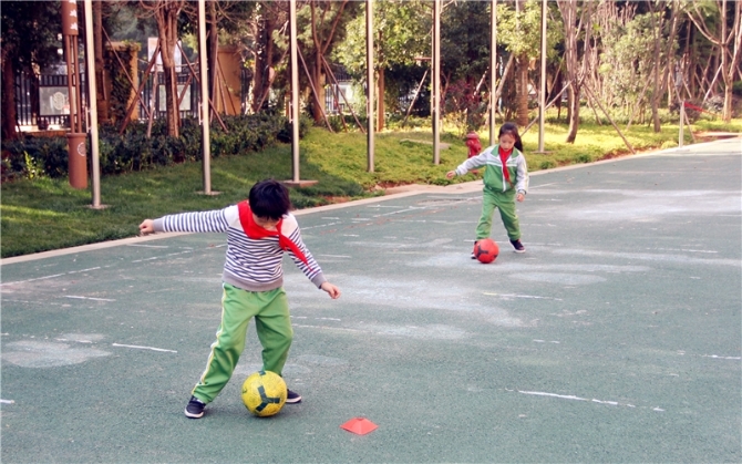 昆明西山區(qū)芳草地國際學(xué)校:把足球踢進(jìn)課堂 讓學(xué)生掌握運(yùn)動技能