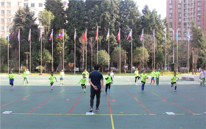 昆明西山區(qū)芳草地國際學(xué)校:把足球踢進(jìn)課堂 讓學(xué)生掌握運(yùn)動技能