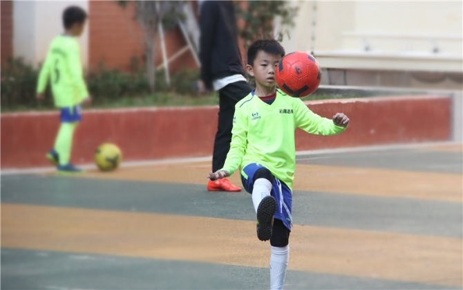 昆明西山區(qū)芳草地國際學(xué)校:把足球踢進(jìn)課堂 讓學(xué)生掌握運(yùn)動技能