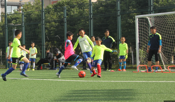 昆明西山區(qū)芳草地國際學(xué)校:把足球踢進(jìn)課堂 讓學(xué)生掌握運(yùn)動技能