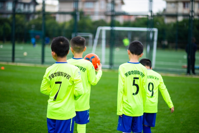 昆明西山區(qū)芳草地國際學(xué)校:把足球踢進(jìn)課堂 讓學(xué)生掌握運(yùn)動技能