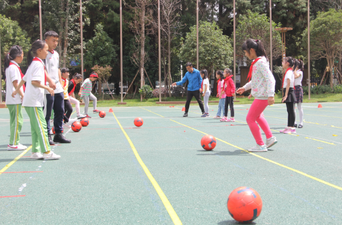 昆明西山區(qū)芳草地國際學(xué)校:把足球踢進(jìn)課堂 讓學(xué)生掌握運(yùn)動技能