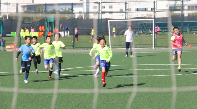 昆明西山區(qū)芳草地國際學(xué)校:把足球踢進(jìn)課堂 讓學(xué)生掌握運(yùn)動技能