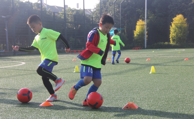 昆明西山區(qū)芳草地國際學(xué)校:把足球踢進(jìn)課堂 讓學(xué)生掌握運(yùn)動技能