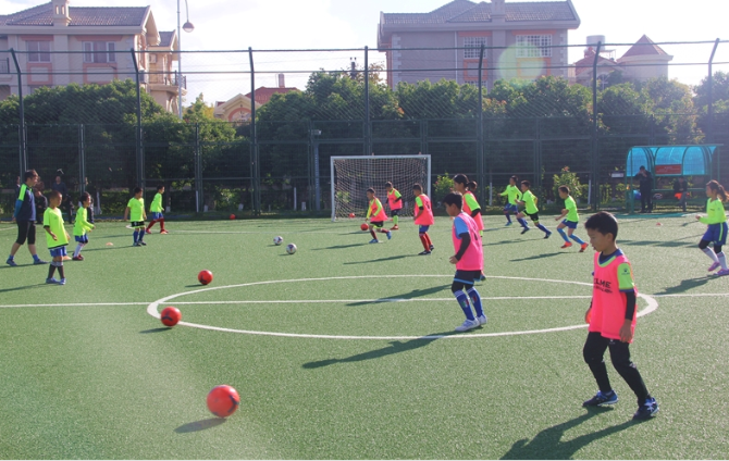 昆明西山區(qū)芳草地國際學(xué)校:把足球踢進(jìn)課堂 讓學(xué)生掌握運(yùn)動技能