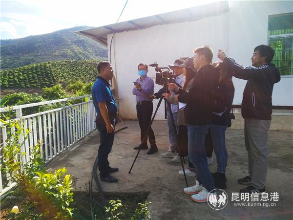 李朝剛在王道相家基地大院里接受采訪。記者江楓攝