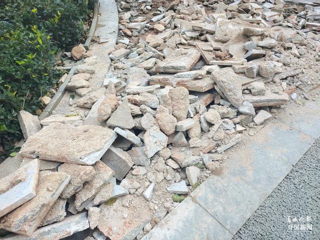 不用出錢？昆明一小區(qū)里的石板路面突然被“免費”打碎換鋪透水材料，業(yè)主表示不知情、不接受