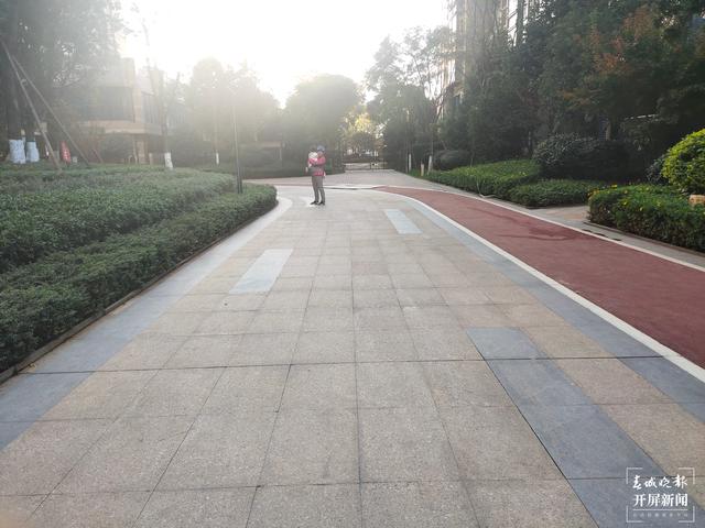 不用出錢？昆明一小區(qū)里的石板路面突然被“免費”打碎換鋪透水材料，業(yè)主表示不知情、不接受