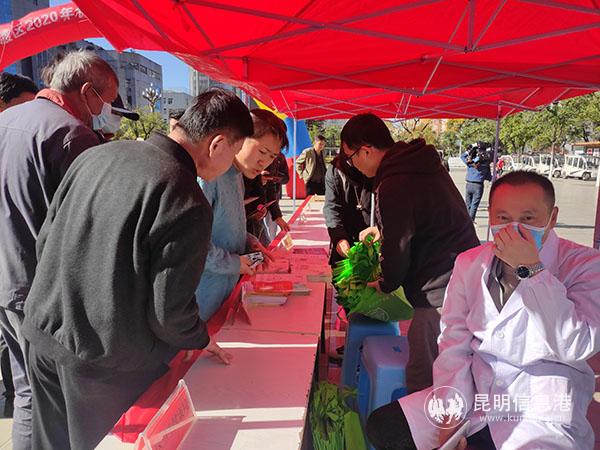 現(xiàn)場進行食品安全培訓講解