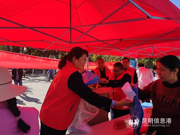 現(xiàn)場發(fā)放宣傳資料