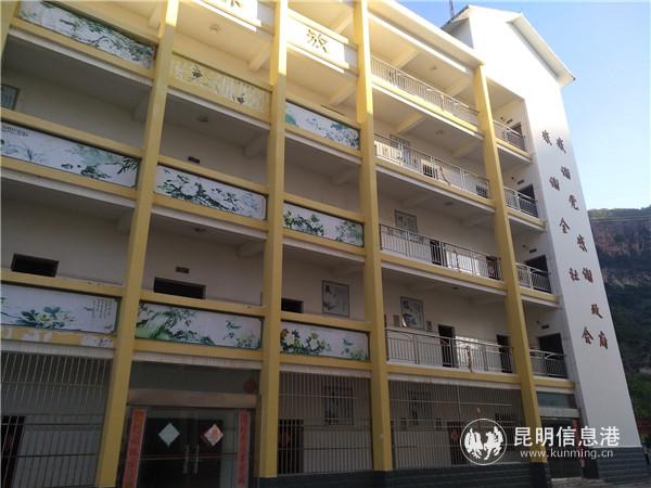 麗江華坪女子高級中學的教學樓。記者江楓攝