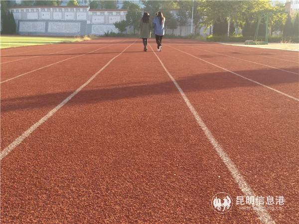 漂亮的塑膠跑道。記者江楓攝