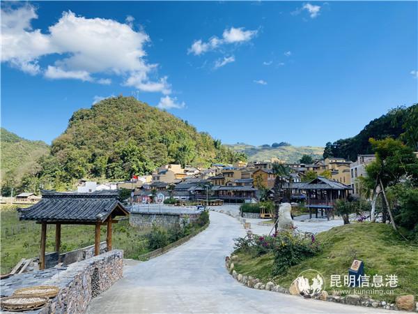 馬關(guān)縣馬灑村干凈整潔的道路