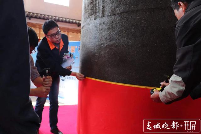 重42.6噸！世界上“最大緊壓茶”落戶云南騰沖